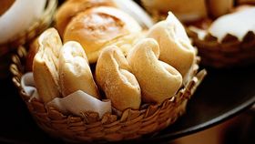 Toamna aduce noi scumpiri! Câți bani vor scoate românii din buzunare pentru o pâine